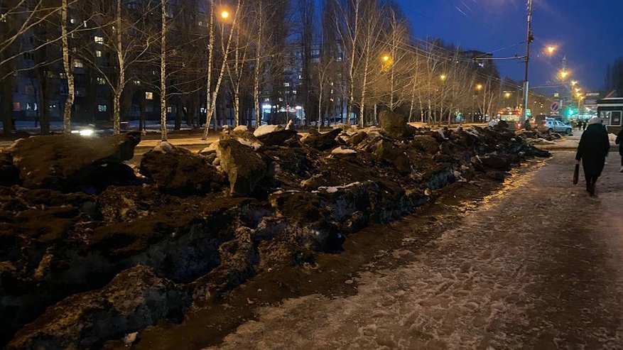 Главная картинка новости: Пензенцы бьют тревогу: огромные сугробы тормозят жизнь на пешеходной зоне в Арбеково