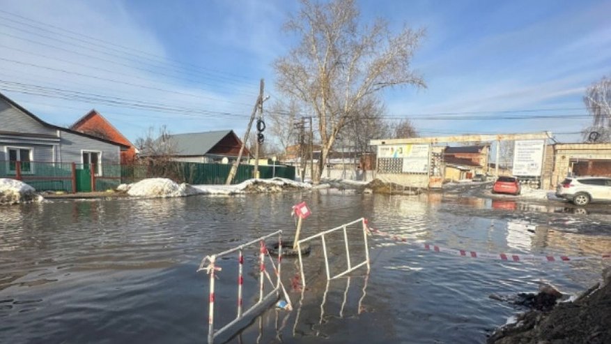 Жители Терновки жалуются, что не могут попасть с работы домой из-за паводка