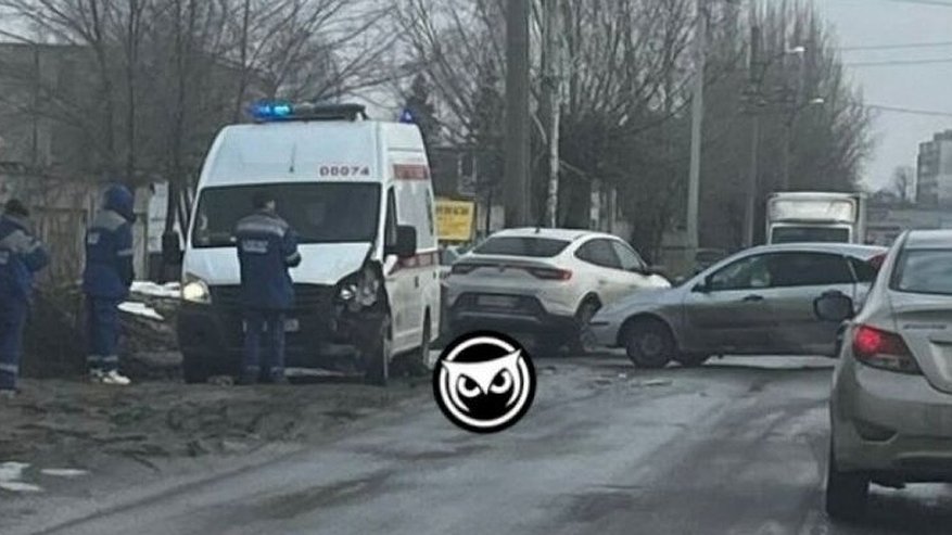 Главная картинка новости: В Пензе произошло массовое ДТП с участием скорой помощи