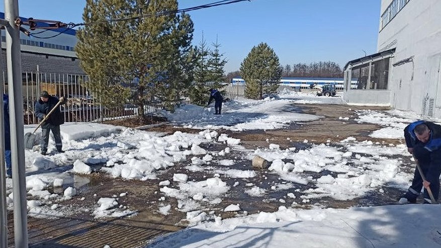 В Пензе продолжается уборка территорий Железнодорожного района