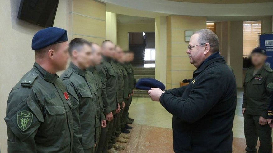 Главная картинка новости: Олег Мельниченко наградил бойцов СОБР "Агат" беретами за отличие в испытаниях