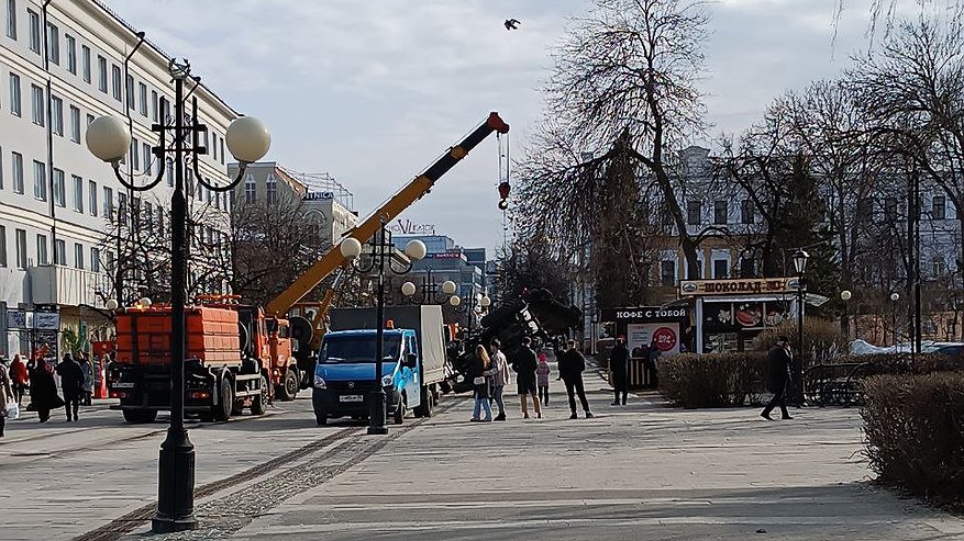 В центре Пензы перевернулся синий трактор