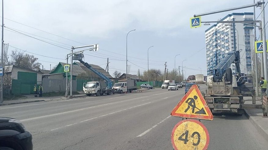 Главная картинка новости: На Окружной в Пензе приступили к монтажу нового светофора с кнопкой