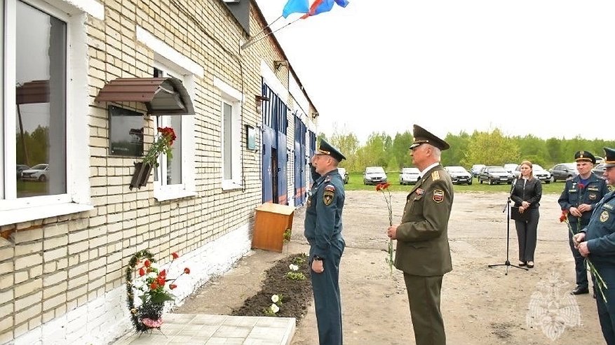 Главная картинка новости: В Лопатинском районе открыли мемориальную доску сотруднику МЧС