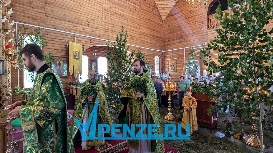 Более 200 пензенцев встретили День Святой Троицы в ахунском храме Николая Чудотворца