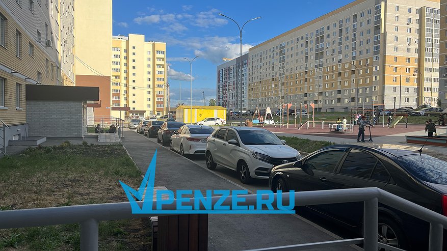 Главная картинка новости: Автолюбители скандалят из-за установки сфер во дворах домов села Засечного