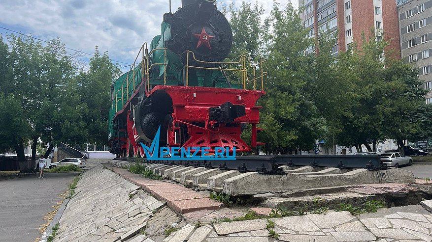 Главная картинка новости: «Монумент покрасили, а плитку починить забыли»: пензячка просит отреставрировать  памятник паровозу на Луначарского