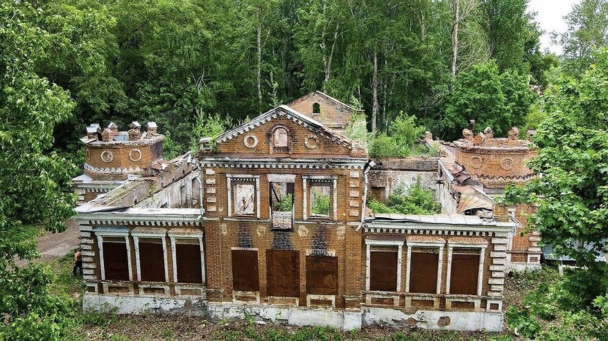 Главная картинка новости: В Бессоновском районе продают старинный особняк с мезонином за миллион рублей
