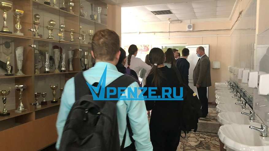 Главная картинка новости: 35 тысяч за школьную форму и канцелярию: пензенские родители поделились тратами на сборы детей в школу