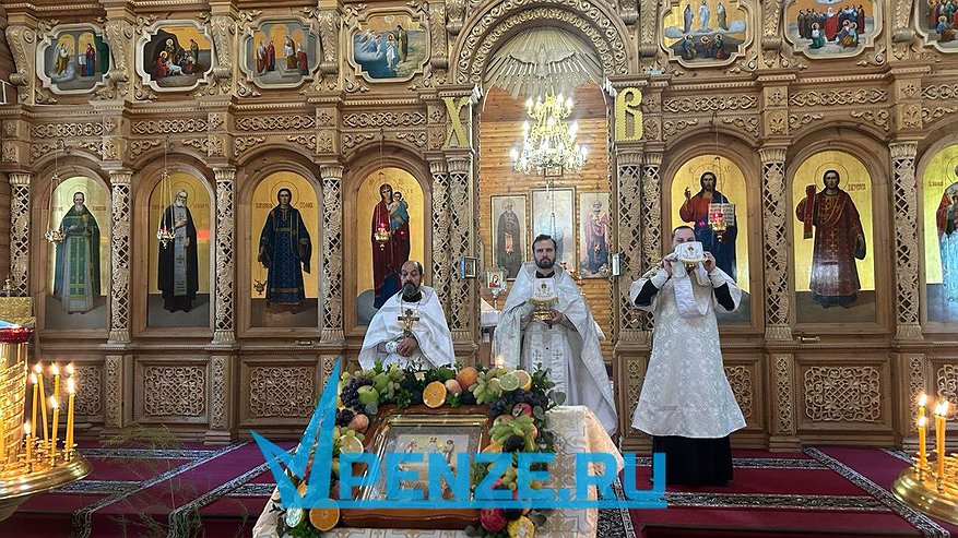 Главная картинка новости: Десятки жителей Пензы приехали в храм Николая Чудотворца, чтобы освятить фрукты и овощи на Яблочный Спас