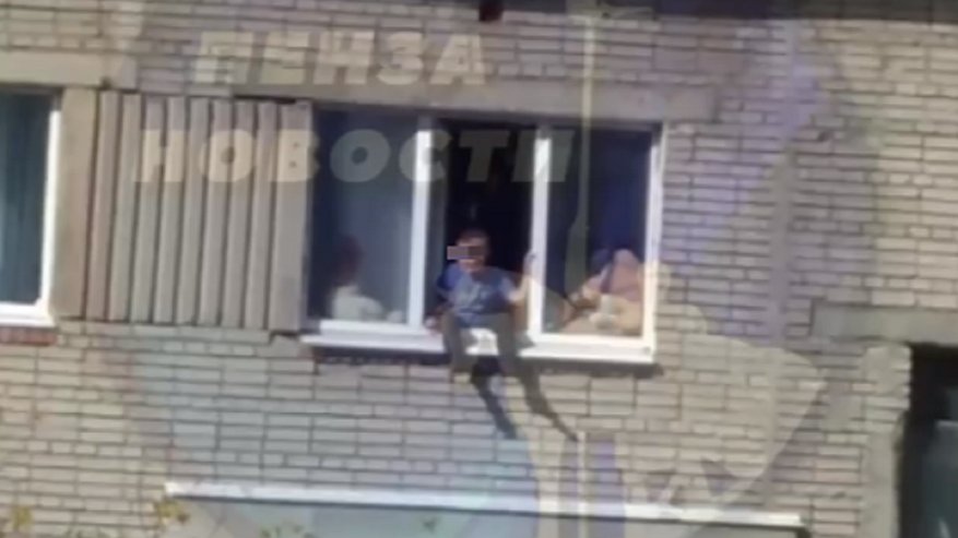 Главная картинка новости: Пензенцы сняли на видео ребенка, сидящего на окне высотки