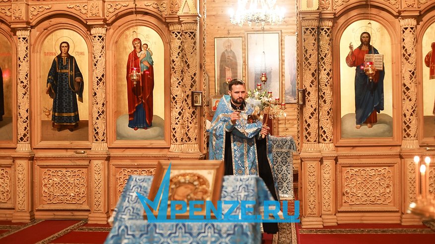 Главная картинка новости: Православные пензенцы отметили День Казанской иконы Божьей Матери в Никольском храме