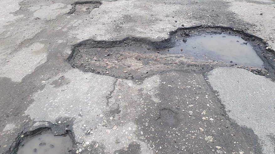 Главная картинка новости: «Кратеры» в асфальте: жители двух районов Пензенской области жалуются на разбитые дороги