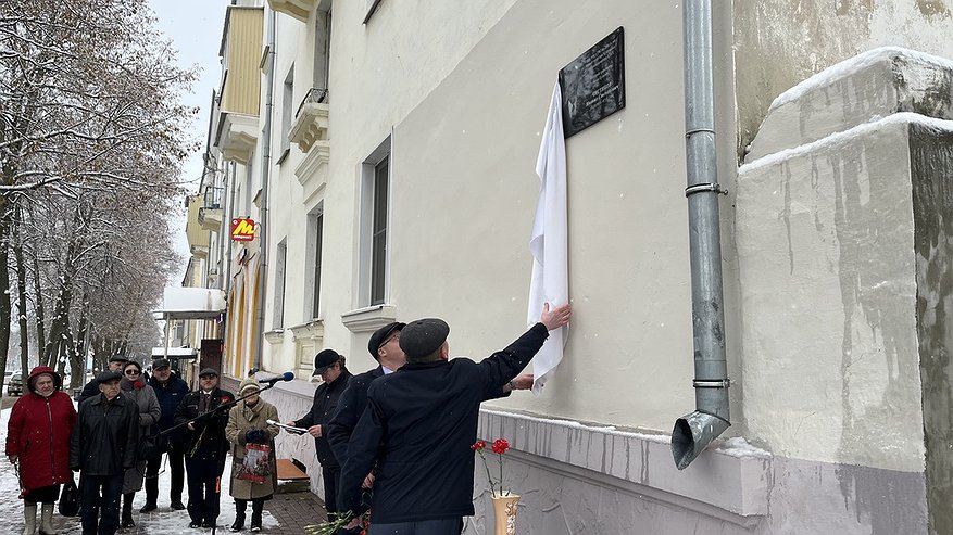Главная картинка новости: В Кузнецке к 100-летию экс-руководителя города Михаила Чистякова установили мемориальную доску