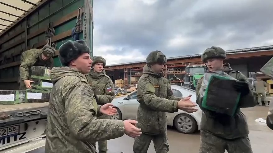 Главная картинка новости: В зону СВО отправили очередную партию гуманитарного груза от Пензенской области