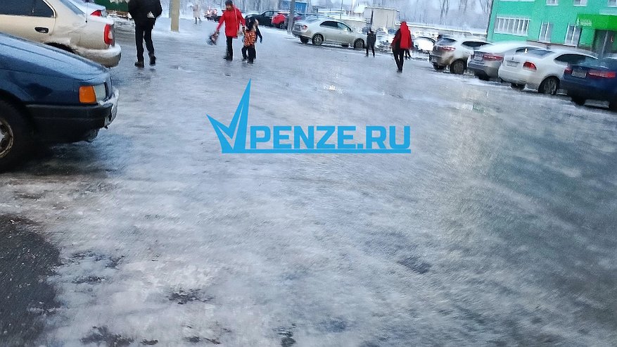 Главная картинка новости: Погодные качели сыграли злую шутку: жители Засечного оказались в плену гололедицы