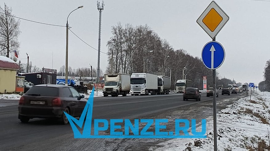 Главная картинка новости: «Дорога-убийца» в селе Чемодановка уносит жизни детей: жители Бессоновского района обсуждают решение проблемы