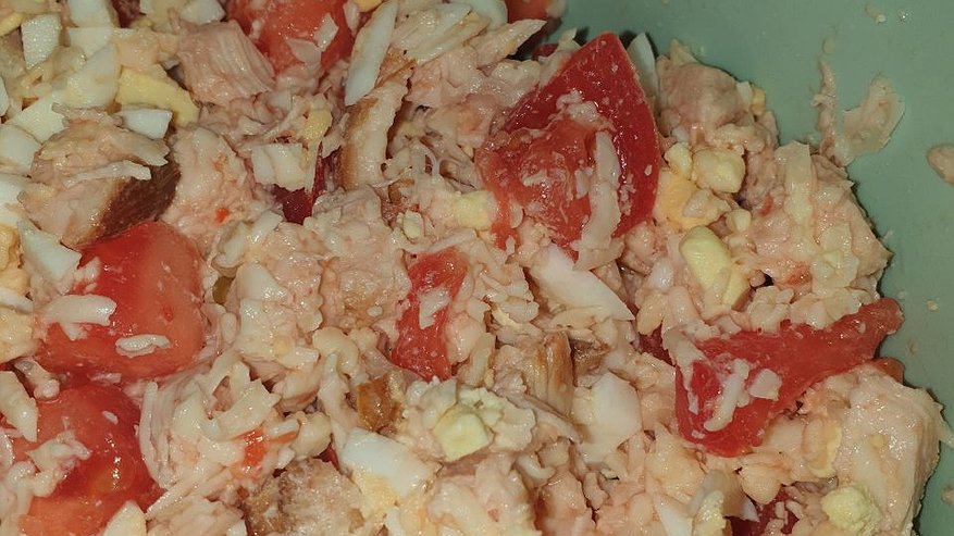Главная картинка новости: Хочется слопать всё и сразу: настолько вкусный салат с курицей и помидорами, который я готовлю
