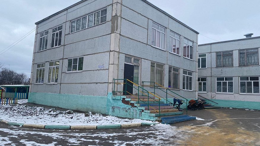 Главная картинка новости: «Дети дрожат от холода, а ремонт долго ждать»: родители малышей жалуются на аварийное состояние детсада в Чемодановке