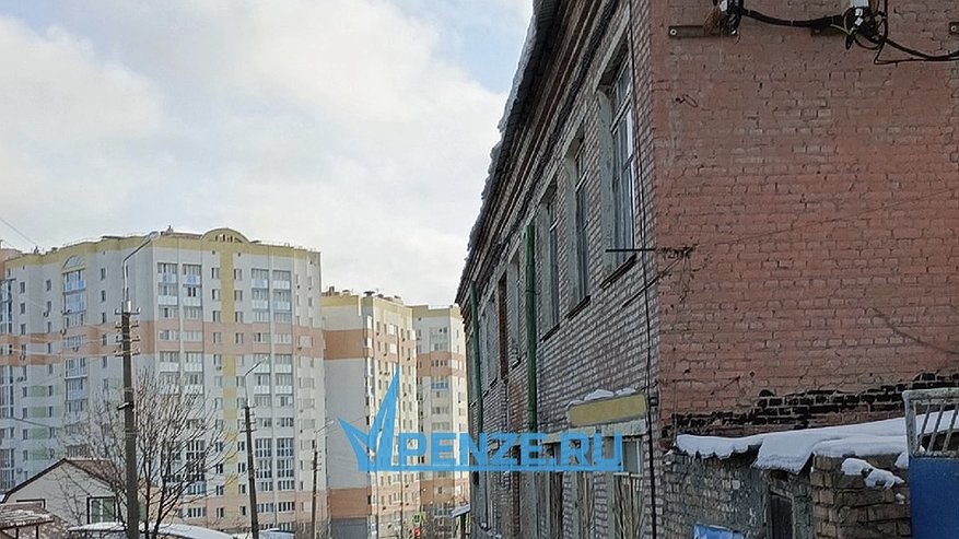 Главная картинка новости: Снег на голову: жители ул. Кутузова стали жертвами падающих ледяных глыб