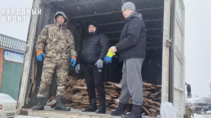 Главная картинка новости: Жители Средней Елюзани передали гуманитарный груз бойцам СВО