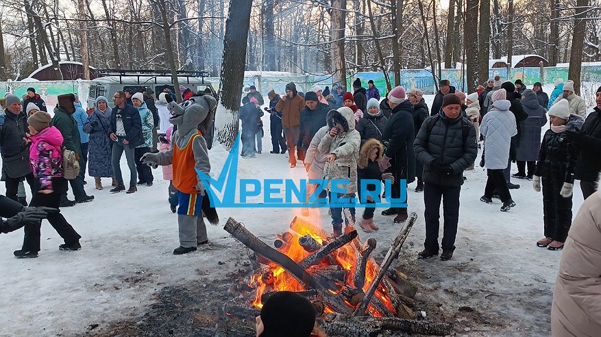 Главная картинка новости: В Пензе для малышей и их родителей организовали «Новогодний костер» на свежем воздухе