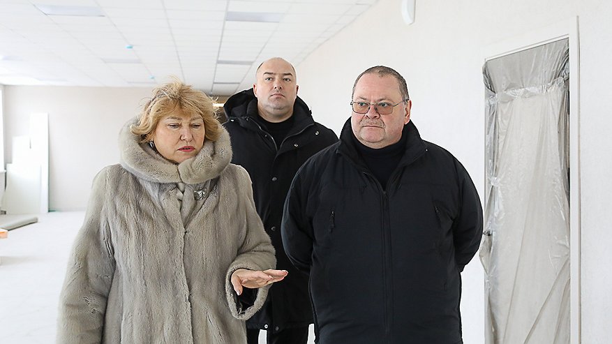 Главная картинка новости: Олег Мельниченко оценил ремонт школы в с. Знаменское Башмаковского района