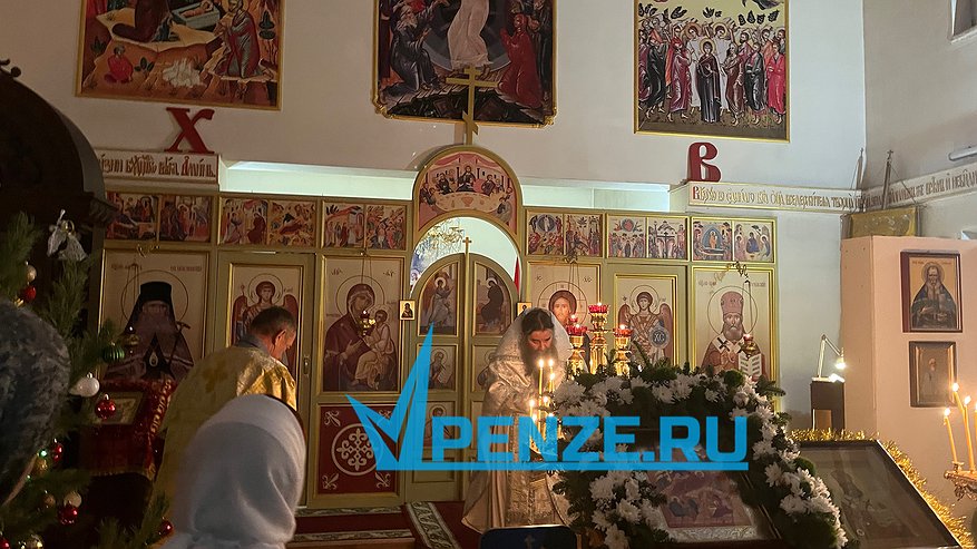 Главная картинка новости: Десятки жителей Пензенского района отметили Рождество Христово в храме Иоанна Рижского