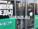 «Люди теряют сознание»: жители Ахун жалуются на переполненный 93 автобус