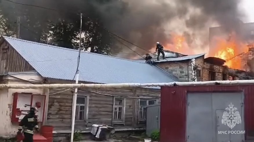 Главная картинка новости: Из горящего подвала дома на ул. Беляева в Пензе спасли 49-летнего мужчину