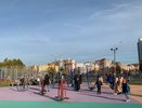 В Кузнецке рабочие продолжают благоустраивать детскую спортплощадку