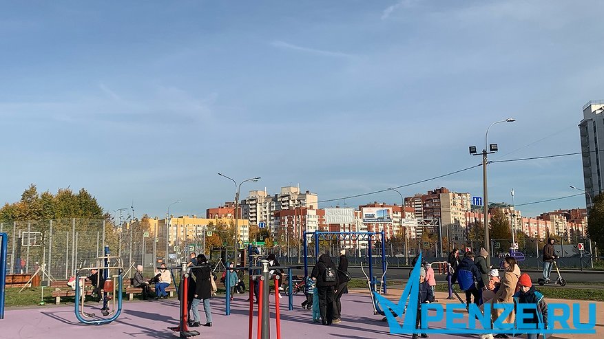 Главная картинка новости: В Кузнецке рабочие продолжают благоустраивать детскую спортплощадку