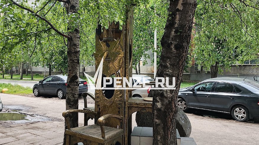 Главная картинка новости: Пензенцы предлагают найти другое место для необычной скульптуры в виде трех тронов