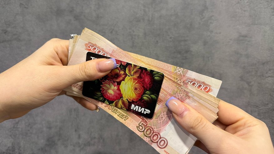 Главная картинка новости: Пенсионерам с 20 апреля зачислят на карты выплаты за 2018-2024 годы: кому ждать денег на карту МИР