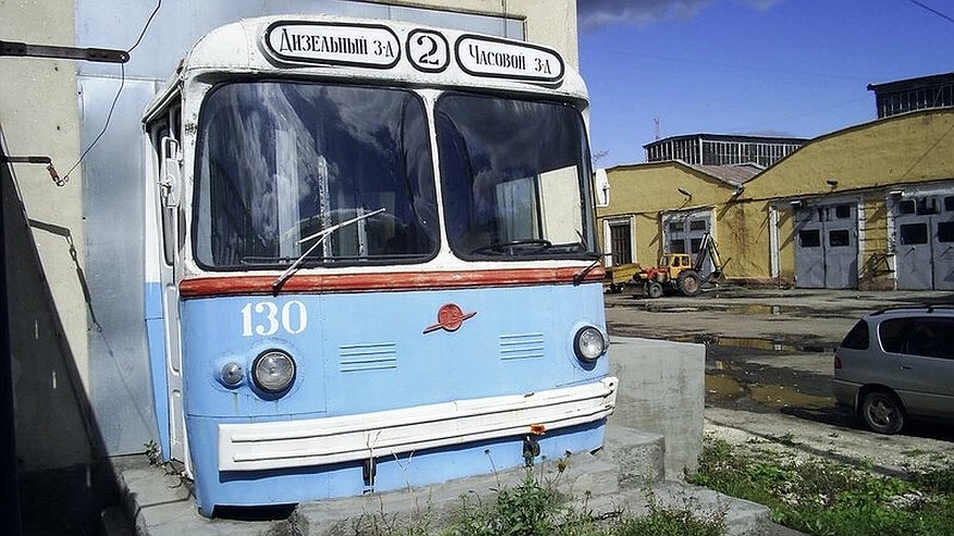 Главная картинка новости: Кому помешал памятник троллейбусу ЗИУ-5?