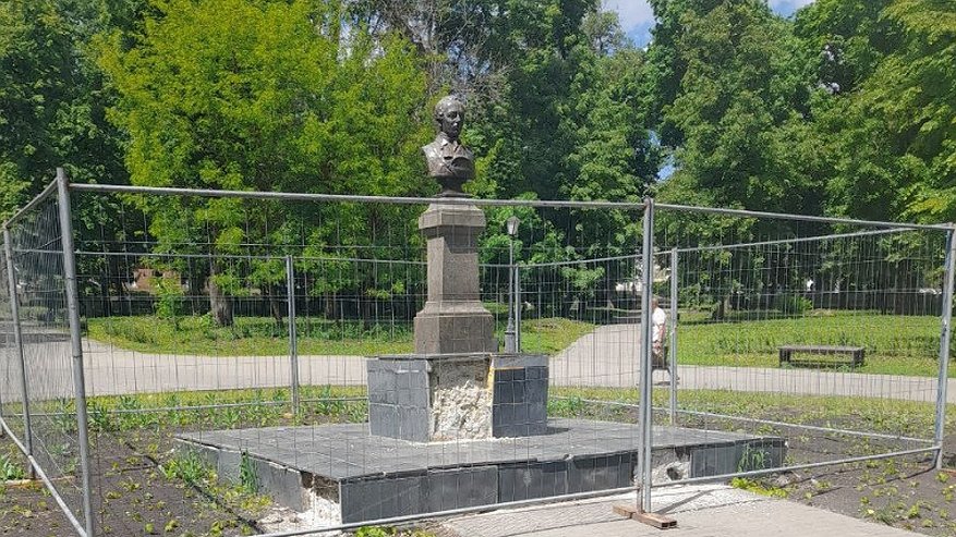 Главная картинка новости: К июлю в Пензе заменят основание памятника Лермонтову