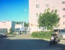 Юные «камикадзе» на питбайках чуть не врезались в машину в микрорайоне Заря