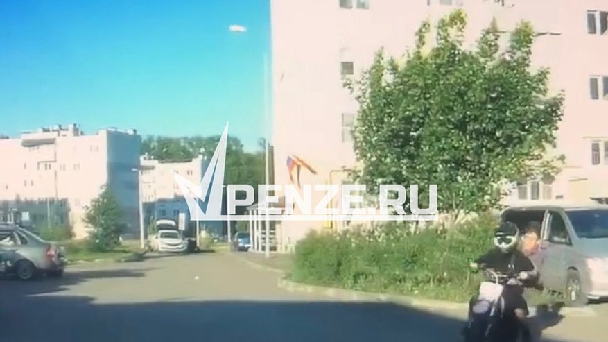 Главная картинка новости: Юные «камикадзе» на питбайках чуть не врезались в машину в микрорайоне Заря