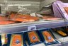 Миниатюра новости: Такую красную рыбу в магазине никогда не беру, а подруга и сама ест еще и детей кормит