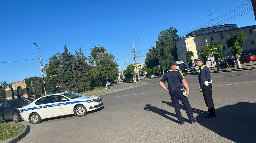Главная картинка новости: Автоюрист дал потробный ответ, какие 3 документа никогда не надо показывать инспектору ГАИ