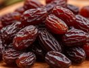 1 столовая ложка — и вся пыль и масляный налет из изюма вытянутся за минуту: мудрые хозяйки моют сухофрукты только так