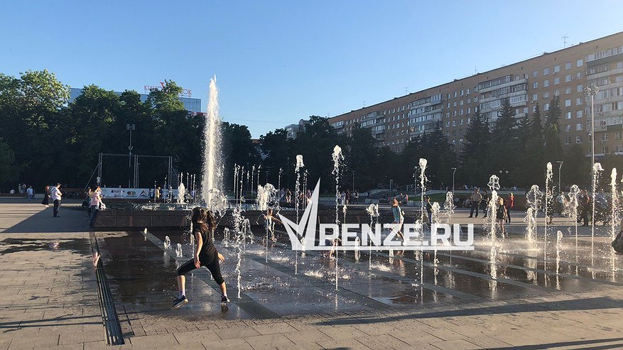 Главная картинка новости: В центре Пензы двое подростков гуляли с оружием в руках