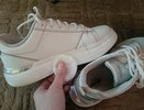 3 капли копеечного средства на ватный диск - и трем белую подошву: уйдут даже самые стойкие желтые пятна