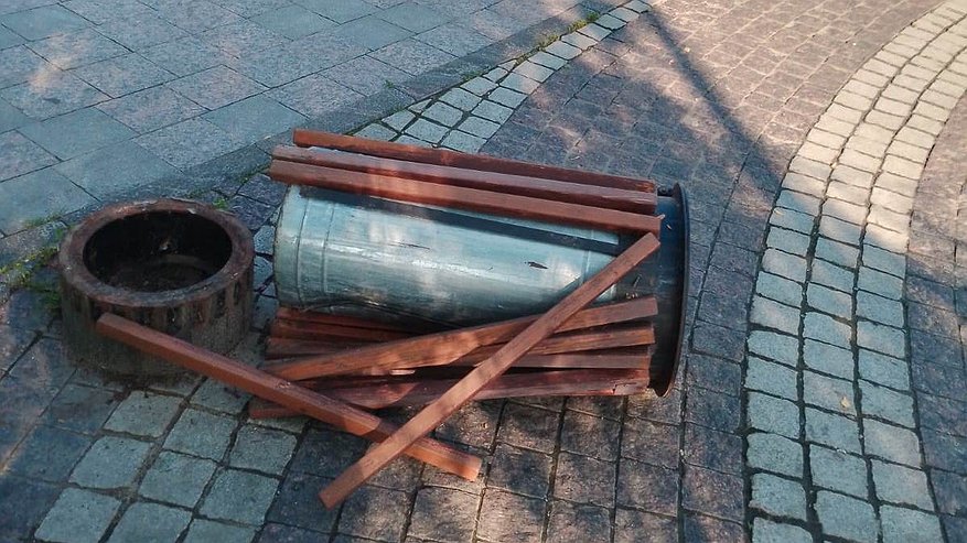 Главная картинка новости: Вандалисты испортили урны и повредили скамейки на Фонтанной площади в Пензе