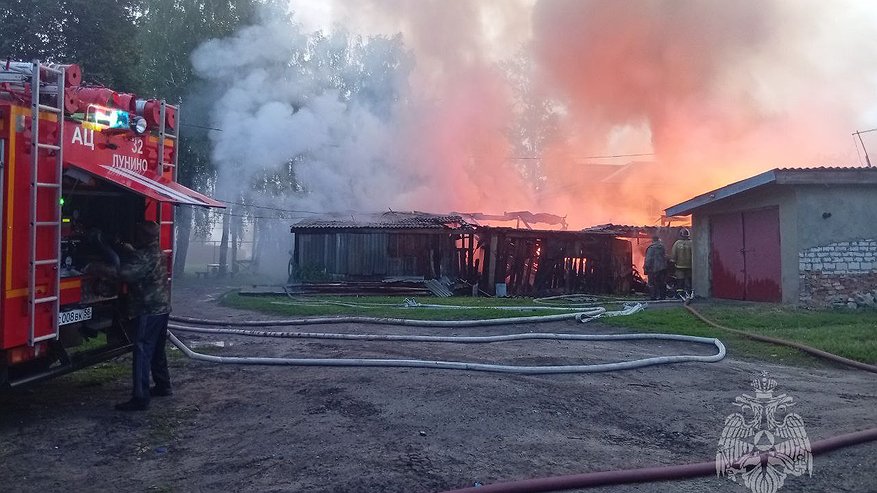 Главная картинка новости: 15 жителей дома по ул. Чапаева эвакуировали из-за пожара