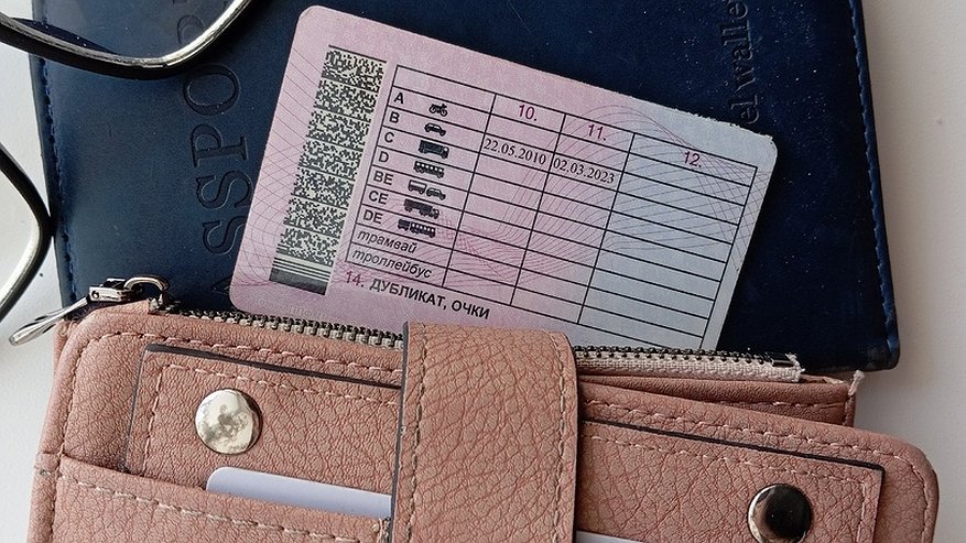 Главная картинка новости: Водителей с 10-летним стажем заставят пересдавать права в июле: если не сделаете этого - штраф 30 000 рублей