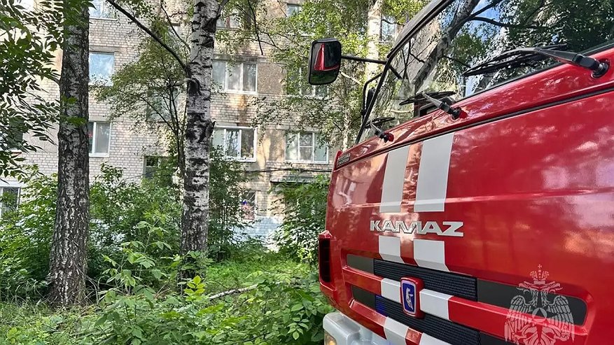 Главная картинка новости: Пожарные эвакуировали из дома на ул. Коммунистической 10 человек