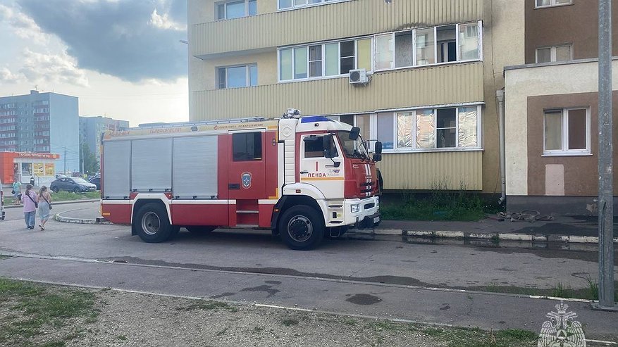 Главная картинка новости: Восемь пожаров потушили пензенские МЧС-ники за сутки