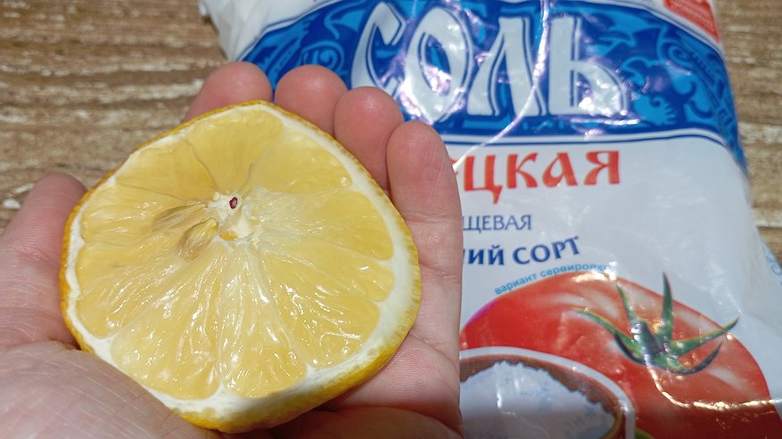 Главная картинка новости: Храню лимонные корки и потом кладу в соль — весь июнь не нарадуюсь этой хитрости: лучший лайфхак для экономных хозяек