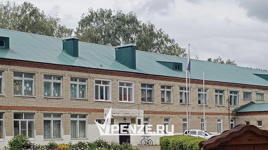 Главная картинка новости: В пришкольном лагере Сердобского района на 6-летнего мальчика чуть не упал старый стеклянный плафон: чиновники просят не паниковать